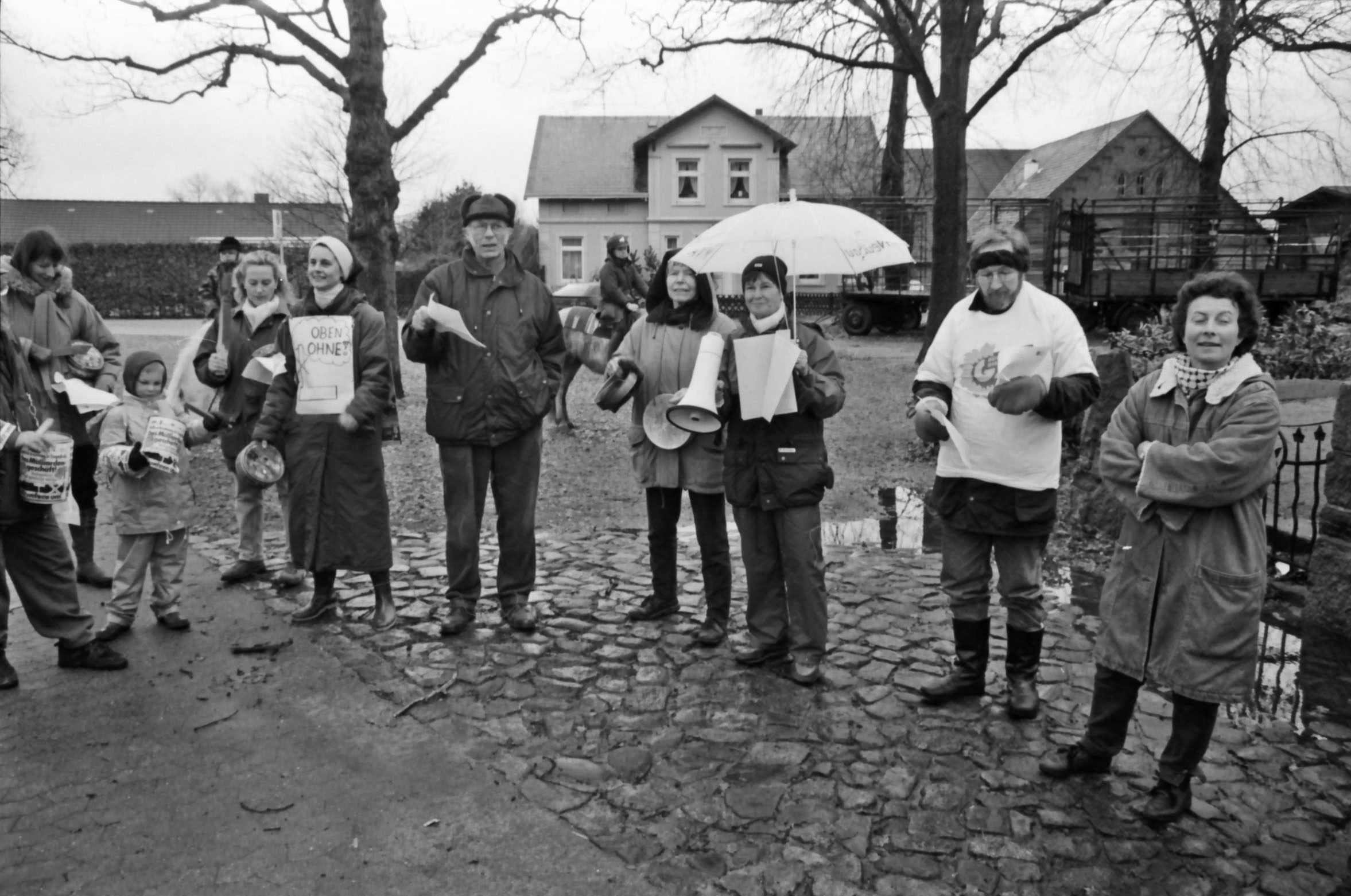 T1/5873 BU: Ahrensburg: Fahrraddemonstration gegen Erweiterung der Müllverbrennungsanlage: mehrere Bürgerinitiativen demonstrierten auf dem Weg von Ahrensburg über Ahrensfelde nach Stapelfeld gegen das Projekt, 1996